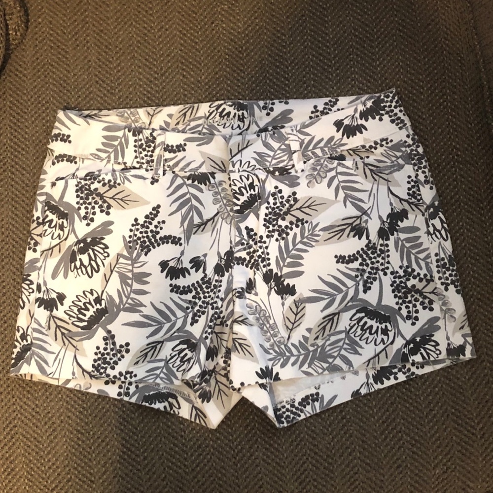 Old Navy pixie shorts size 2. Grey floral.